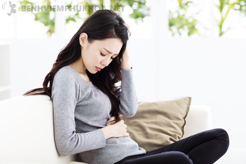 Đau bụng dưới là một triệu chứng điển hình khi bị u xơ tử cung