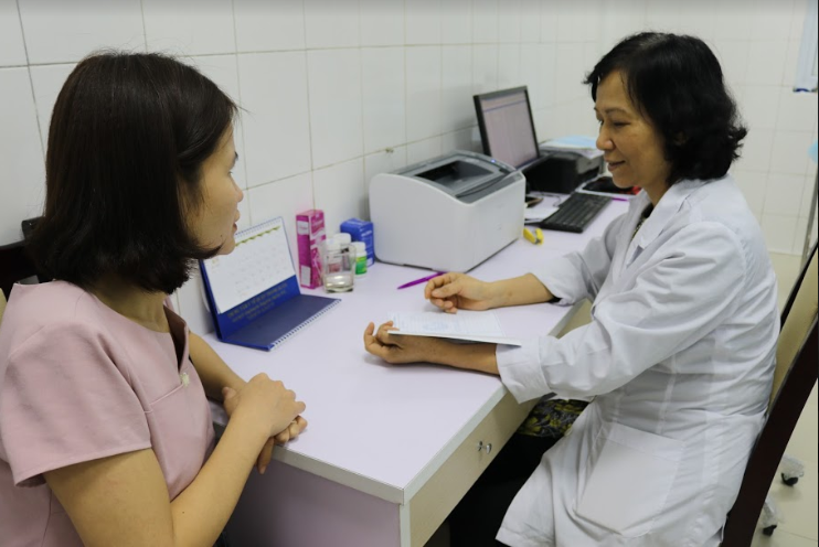 Bác sĩ Lan Hương luôn tận tình tư vấn cho mọi bệnh nhân
