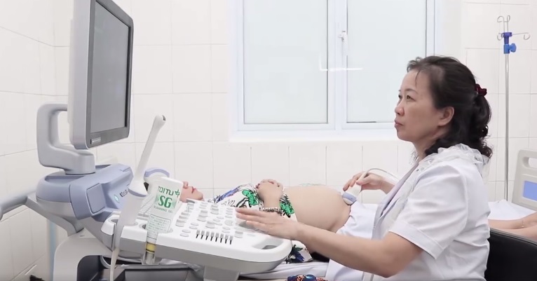 Bác sĩ Nguyễn Thị Tuyết Mai siêu âm cho bệnh nhân