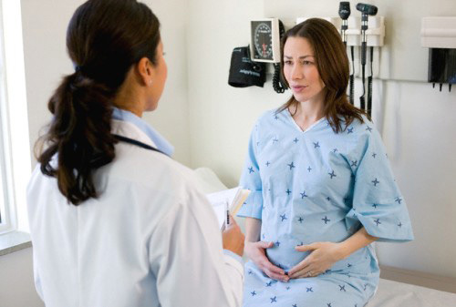 Thông qua thăm khám bác sĩ sẽ tư vấn cách điều trị viêm phụ khoa khi mang thai hiệu quả