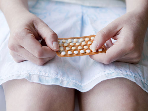 Phụ nữ mắc phải bệnh án rối loạn kinh nguyệt do tác dụng phụ của thuốc tránh thai