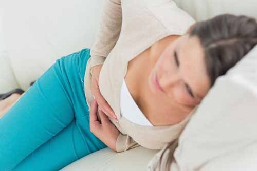 Đau bụng là một trong những triệu chứng của u nang buồng trứng