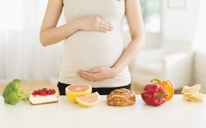 Mẹ bầu cần chú ý đi khám thai định kỳ và chế độ dinh dưỡng hợp lý