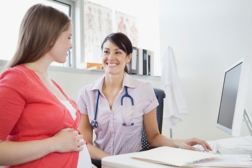 Bạn cần đi thăm khám thường xuyên nếu bị lộ tuyến cổ tử cung khi mang thai