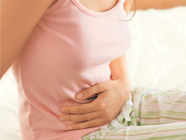 Ra khí hư màu nâu nhạt khi mang thai kèm đau bụng khó chịu là cảnh bảo nghiêm trọng