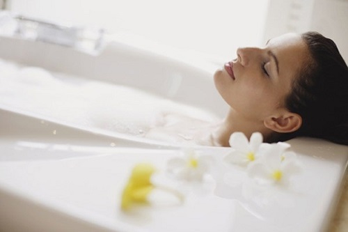 Nữ giới tự ý ngâm mình quá lâu trong bồn tắm dễ mắc bệnh viêm lộ tuyến cổ tử cung