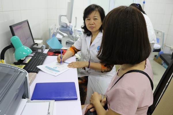 Đội ngũ y bác sĩ tại Vietmec luôn tư vấn tận tình cho chị em có nhu cầu đặt vòng tránh thai