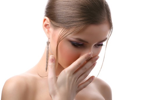 Khí hư bệnh lý còn có thể có mùi hôi khó chịu