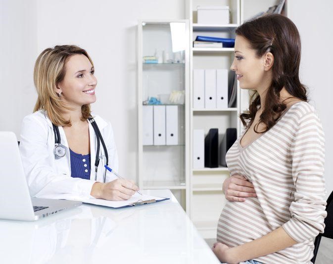 Khi mang bầu, chị em nên khám phụ khoa thường xuyên để phát hiện viêm phần phụ sớm nhất
