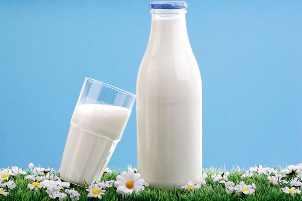 Uống sữa trong ngày là cách giảm đau bụng kinh