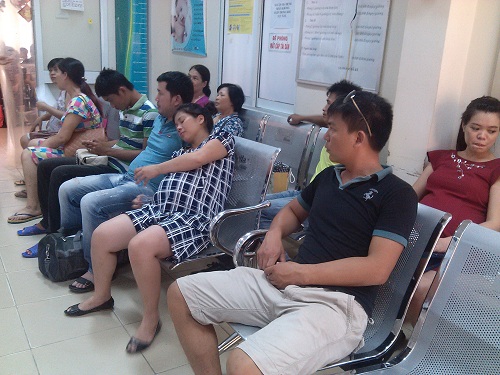 Chờ đợi khám thai ở bệnh viện phụ sản Hà Nội