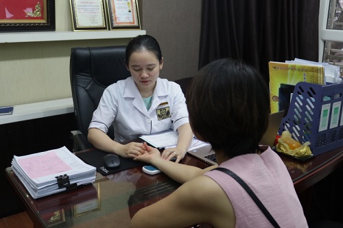 Bác sĩ Ngô Thị Hằng bắt mạch thăm khám cho người bệnh