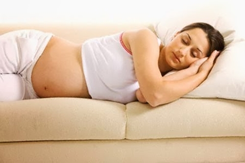 Đi khám ngay khi phát hiện dấu hiệu khí hư ra bất thường khi mang thai.