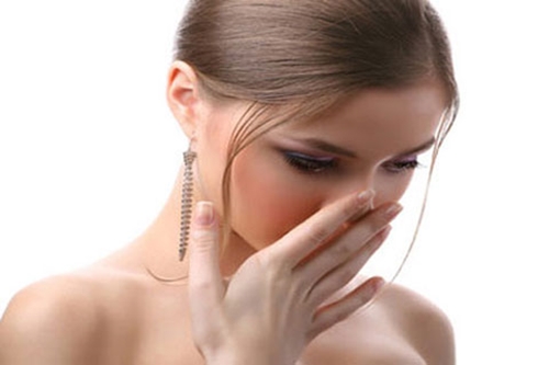 Khí hư ra nhiều kèm mùi khó chịu có thể là dấu hiệu của bệnh xói mòn tử cung