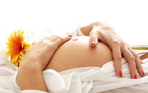 Khí hư màu trắng đục khi mang thai gây ảnh hưởng tới thai nhi