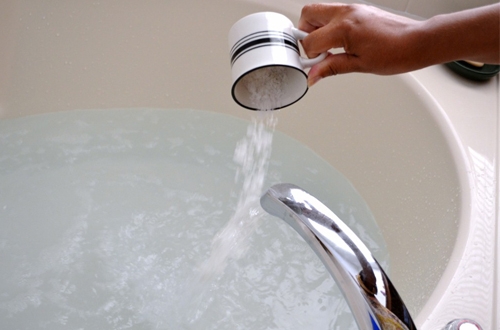 Ngứa âm đạo có nên rửa bằng nước muối khi áp dụng đúng cách