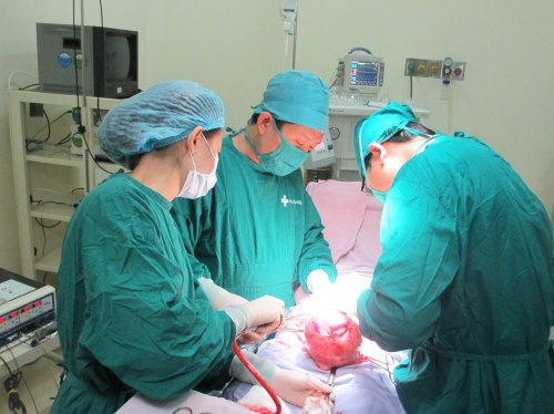 Các bác sĩ đang tiến hành mổ u xơ tử cung bằng phương pháp nội soi