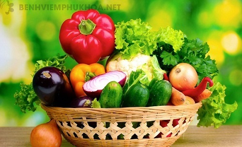 Rau xanh và hoa quả tươi là những thực phẩm giàu vitamin