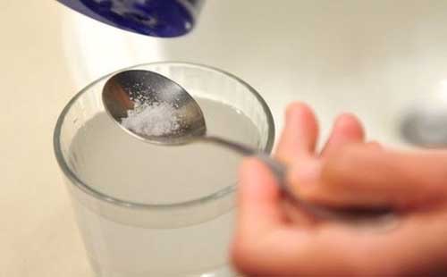 Sử dụng nước muối là một phương pháp nhiều chị em áp dụng
