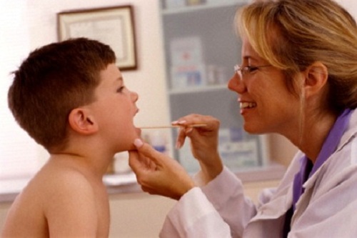 Nấm Candida hầu họng cũng có thể xuất hiện ở trẻ em.