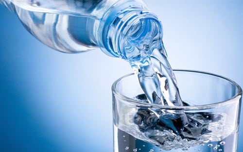 Hãy uống nhiều nước trong quá trình điều trị u nang buồng trứng