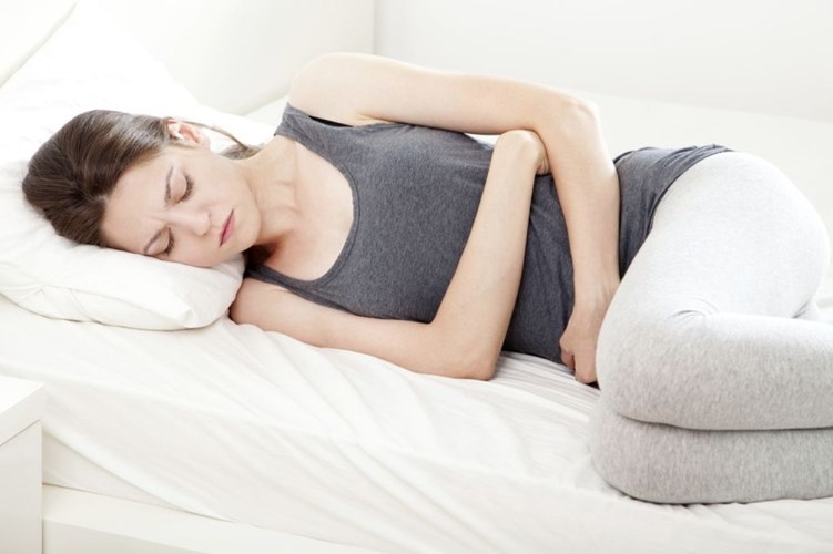 Bị viêm phần phụ sẽ thường xuyên bị đau bụng dưới âm ỉ
