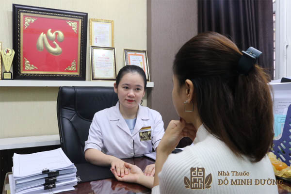 Bác sĩ Ngô Thị Hằng đang khám và tư vấn cho bệnh nhân 