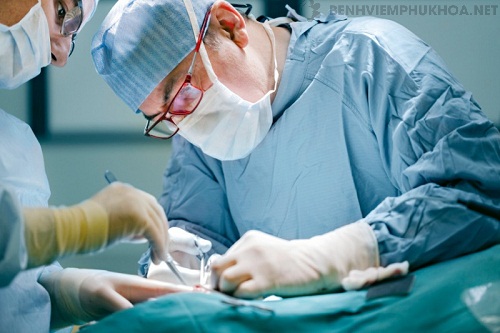 Nếu bệnh ở mức độ nghiêm trọng, bệnh nhân cần điều trị u xơ tử cung bằng phẫu thuật