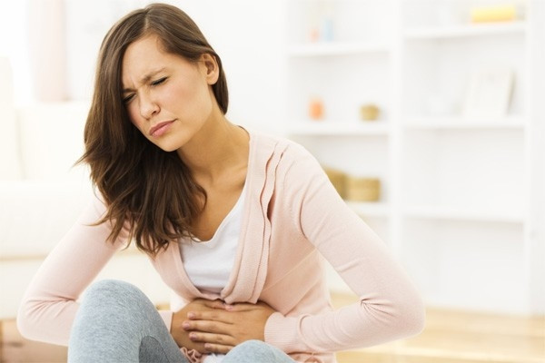 Triệu chứng u nang buồng trứng phải điển hình là đau bụng bên phải