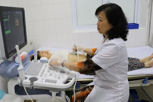 Bác sĩ Tuyết Mai tiến hành siêu âm cho bệnh nhân