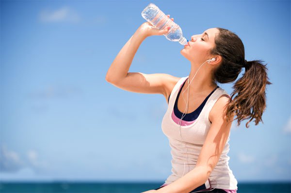 Uống nhiều nước đễ hỗ trợ chữa trị viêm niệu đạo tại nhà