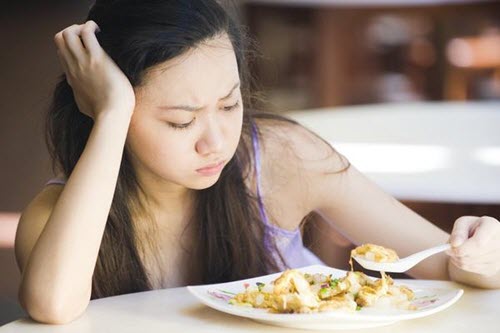 Chán ăn là một trong những triệu chứng của bệnh viêm buồng trứng