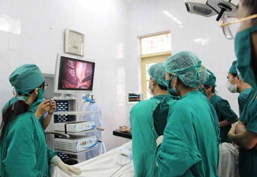 Phẫu thuật u nang buồng trứng bằng cách mổ mở hoặc mổ nội soi