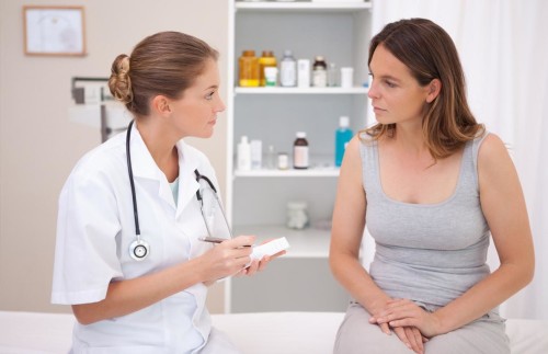 Lắng nghe tư vấn từ bác sĩ khi bị u nang buồng trứng type 2