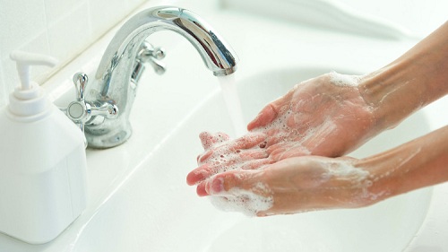 Nên rửa tay trước khi đặt thuốc vào âm đạo